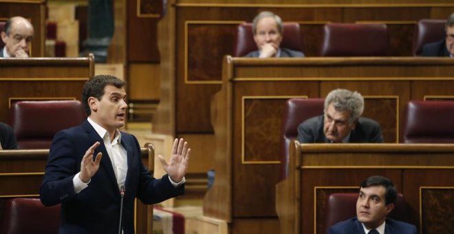 El líder de Ciudadanos, Albert Rivera, durante la sesión de control al Gobierno que se celebra hoy en el pleno del Congreso de los Diputados. EFE/Javier Lizón