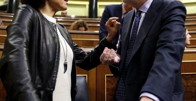 La ministra de Sanidad, Dolors Montserrat,iz., y el de Cultura, Íñigo Méndez de Vigo, en el Congreso de los Diputados, donde  se celebra en sesión plenaria la sesión de control al Gobierno. EFE/Sergio Barrenechea