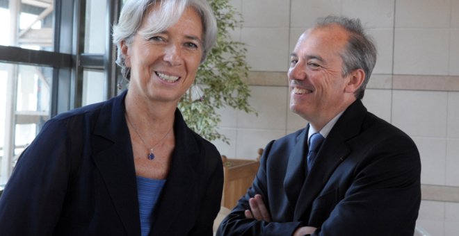 Foto de junio de 2010 de la entonces ministra de Economía francesa, y ahora diretora gerente del FMI, Christine Lagarde, con el que fuera su jefe de gabinete, y en ese momento director general de France Télécom, Stéphane Richard. AFP/Eric Piermont