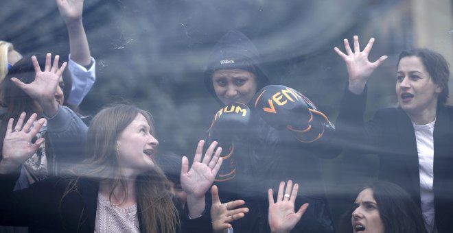 Varias mujeres simulan la ruptura del famoso 'techo de cristal' que rodea a las mujeres con motivo del Día Internacional de la Mujer en Tbilisi, Georgia March. REUTERS/David Mdzinarishvili