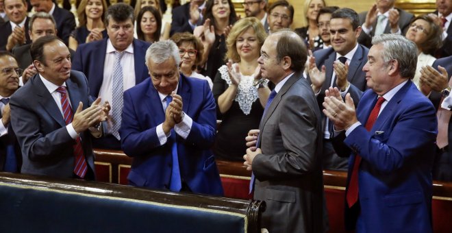 Pío García Escudero, aplaudido por sus compañeros en el Senado tras ser reelegido presidente. EFE