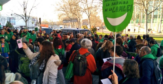 Imagen de una de las primeras concentraciones de la mañana, frente a un instituto de Rivas (Madrid). Imagen: Twitter
