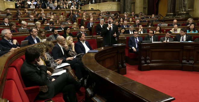 El presidente de la Generalitat, Carles Puigdemont, durante la sesión de control al gobierno catalán en el Parlament de Catalunya. EFE/Alberto Estévez
