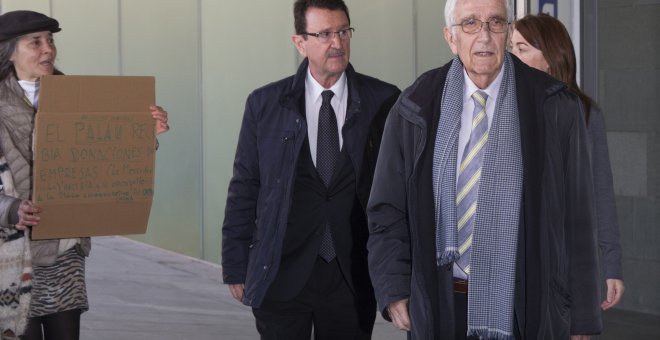 El extesorero de CDC Daniel Osacar (d) a su llegada a la Ciudad de la Justicia de Barcelona donde continúan las declaraciones de los principales acusados del caso Palau. EFE/Marta Pérez