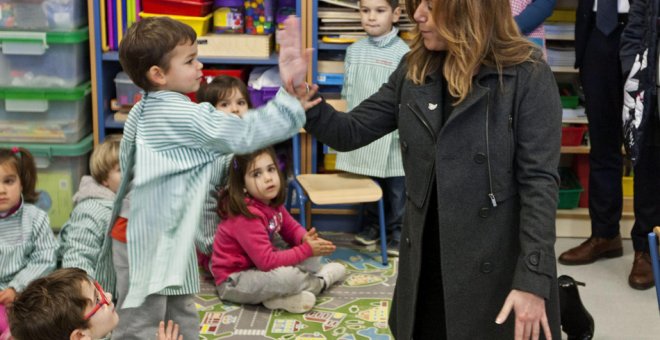 La presidenta de la Junta de Andalucía, Susana Díaz, con los niños de un colegio de Jerez de la Frontera (Cádiz).EFE/Román Ríos