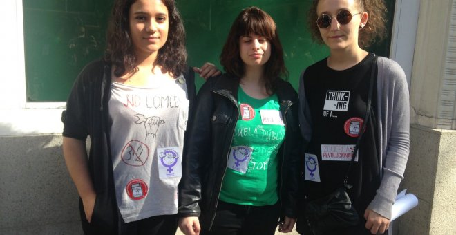 Tres estudiantes esperan el comienzo de la marcha convocada a las 12.00 h. en Atocha (Madrid). CS