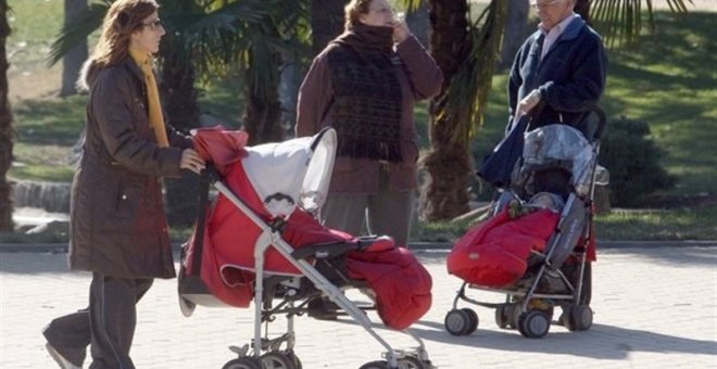 Una mujer pasea a su bebé. E.P.