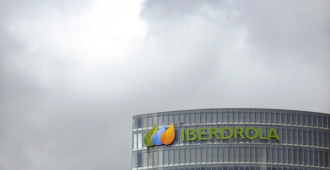 El logo de Iberdola en lo alto del rascacielos de Bilbao donde tiene su sede la eléctrica.