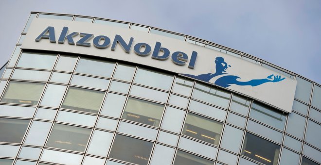 El logo de la empresa química AkzoNobel en su sede en  Amsterdam. REUTERS/Robin van Lonkhuijsen