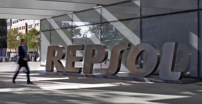 Logo de Repsol en la entrada de su sede corporativa en Madrid.