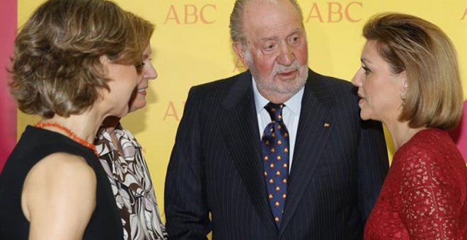 El rey Juan Carlos conversa con la ministra de Defensa, María Dolores de Cospedal, y otras ministras en la entrega de un premio taurino. | JUANJO MARTÍN (EFE)