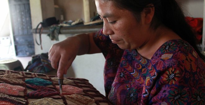 Con las ganancias de las alfombras, Glendy Mendoza ha podido mejorar su casa y alimentar a sus hijos. - PABLO L. OROSA