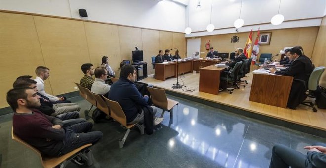 egunda jornada del juicio oral contra doce jóvenes acusados de sendos delitos de desórdenes públicos y atentado, por su presunta participación en los disturbios registrados en el barrio de Gamonal. | SANTI OTERO (EFE)