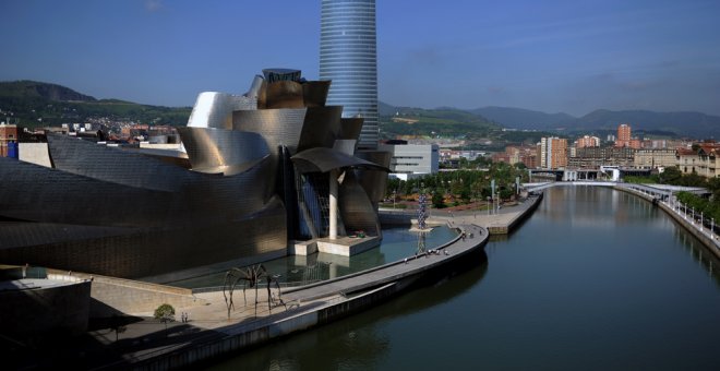 Vista de la Torre Iberdrola en Bilbao, detras del Museo Guggenheim.