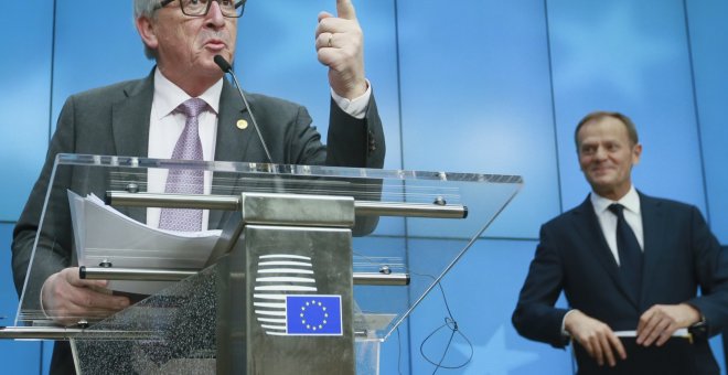 El presidente de la Comisión Europea, Jean-Claude Juncker (izq), y el presidente del Consejo Europeo, Donald Tusk (dcha), hacen una declaración a la prensa tras concluir el segundo día de la cumbre de primavera de la UE en Bruselas (Bélgica). EFE/Olivier