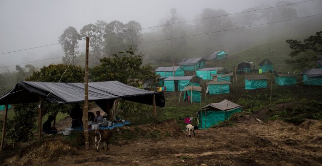 Cabañas de plástico en las que viven los guerrilleros desmovilizados de las FARC en la zona veredal de La Fila, en la región de Tolima.- JAIRO VARGAS