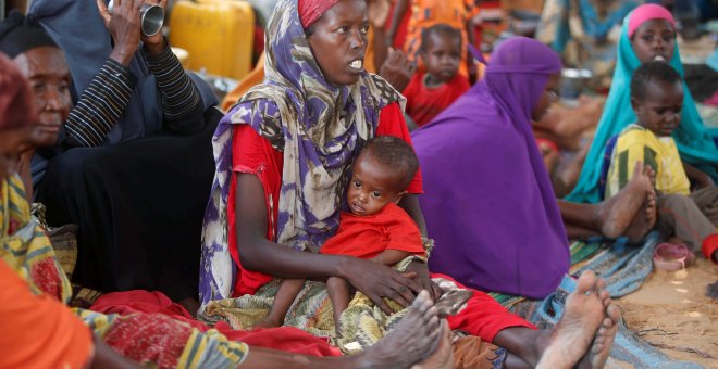 Varias mujeres con sus hijos en un centro para desplazados en Mogadiscio, la capital de Somalia. REUTERS/Feisal Omar