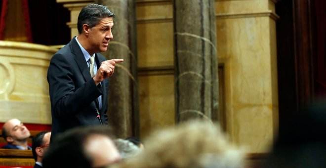Xavier García Albiol interpela al presidente de la Generalitat, Carles Puigdemont, durante la sesión de control al gobierno catalán. EFE