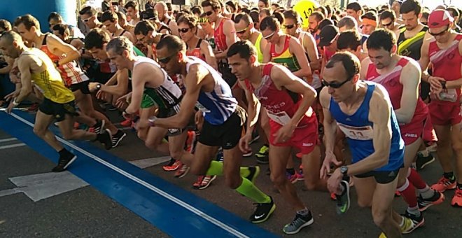 Salida de los corredores participantes en la media maratón de Zaragoza. ZARAGOZA DEPORTE/TWITTER