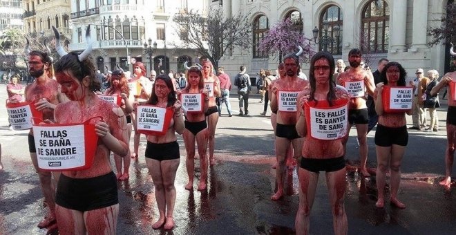 Protesta de los animalistas en Valencia contra la fiesta de los toros en las fallas. EUROPA PRESS