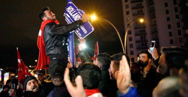 Seguidores de Erdogan retiran el cartel de la calle de Holanda frente a la embajada holandesa en Ankara. EFE/EPA