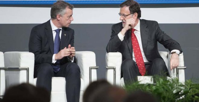 Urkullu y Rajoy conversan en un acto. EFE