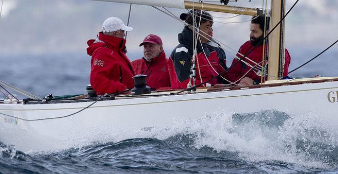 El rey emérito Juan Carlos de Borbón, a bordo del Bribón, este fin de semana. Maria Muiña/Sailingshots