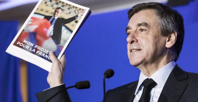 El candidato conservador a la Presidencia francesa, François Fillon, presenta su programa electoral en su sede de campaña en París. | ETIENNE LAURENT (EFE)