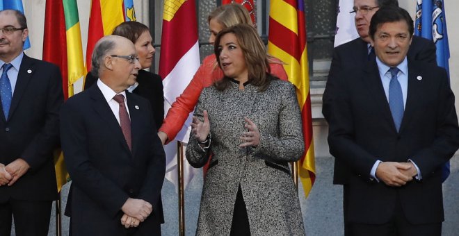 La presidenta de Andalucía, Susana Díaz, conversa con ministro de Economía, Cristobal Montoro, en la foto de familia de la última Conferencia de Presidentes de las CCAA. EFE