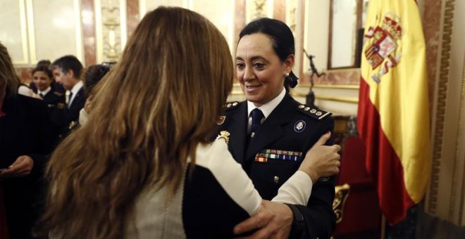 La comisaria de Policía Concepción Ramos del Olmo, es felicitada, tras jurar hoy su cargo como responsable de la seguridad del Congreso de los Diputados. EFE/Emilio Naranjo