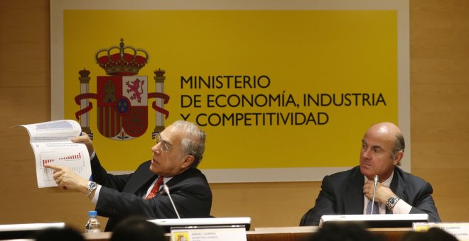 El secretario general de la OCDE, Ángel Gurría, acompañado por el ministro de Economía, Luís de Guindos, durante la presentación del informe económico sobre la economía española.EFE/Javier Lizón