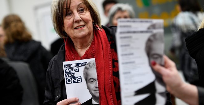 Seguidores de Geert Wilders, portan carteles que apoyan su candidatura para el Parlamento holandés.REUTERS/Dylan Martinez