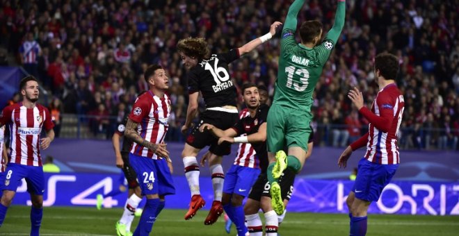 Oblak ataja el balón durante el partido entre el Atlético de Madrid y el Bayer Leverkusen. - AFP