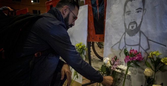 Un hombre coloca flores durante una vigilia en Bogotá, en homenaje a los líderes sociales asesinados en Colombia.- MARCHA PATRIÓTICA