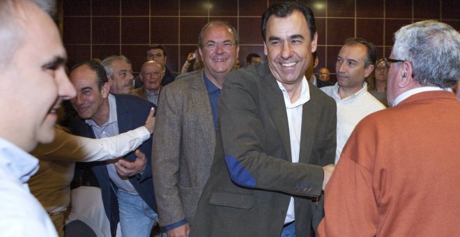 El coordinador general del PP, Fernando Martínez-Maillo, en un acto político en Badajoz con el líder del PP extremeño, José Antonio Monago. EFE/Oto