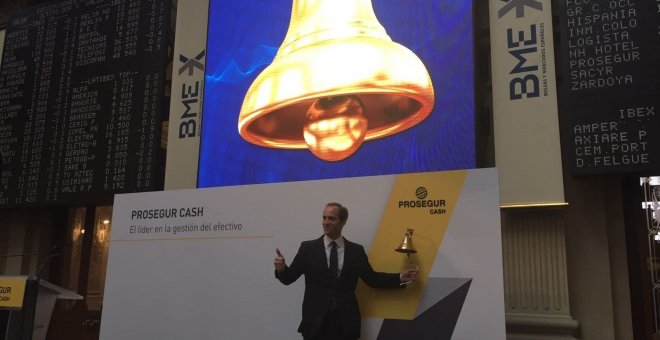 El consejero delegado de Prosegur Cash, Christian Gut Revoredo, da el tradicional toque de campana en el inicio de la negociación en Bolsa de las acciones del grupo. E.P.