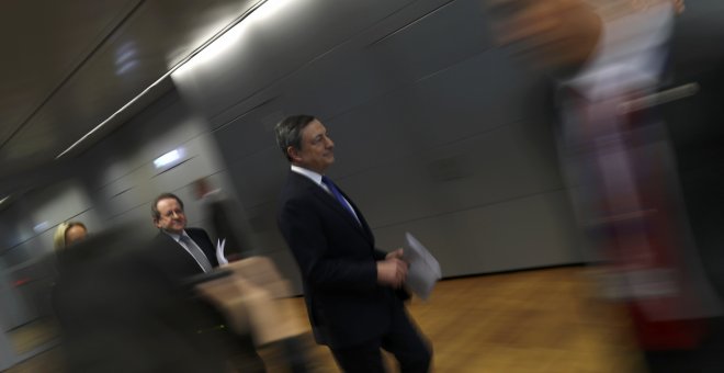 El presidente del BCE, Mario Draghi, en la sede de la entidad, a su llegada a una de las ruedas de prensa mensuales tras la reunión del Consejo de Gobierno, en Fráncfort. REUTERS/Kai Pfaffenbach