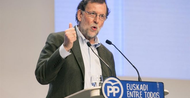 El presidente del Gobierno, Mariano Rajoy, durante su intervención en la clausura del congreso del PP vasco celebrado hoy en Vitoria. EFE/David Aguilar