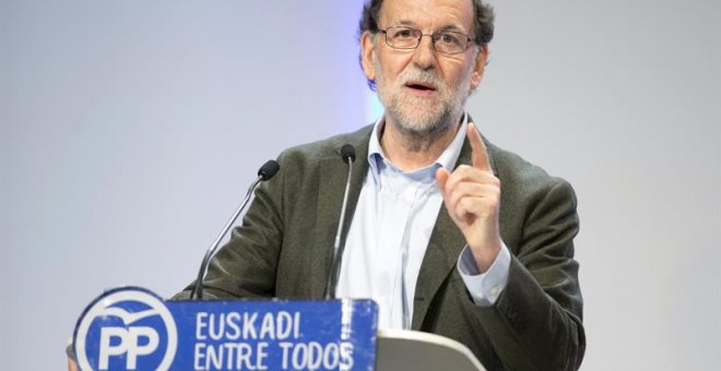 El presidente del Gobierno, Mariano Rajoy, durante su intervención en la clausura del congreso del PP vasco celebrado hoy en Vitoria. EFE/David Aguilar