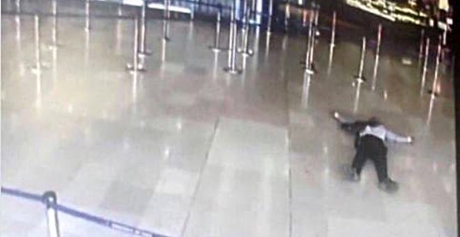 Una cámara de seguridad del aeropuerto de Orly, París, muestra el cuerpo sin vida del agresor abatido a tiros por la Policía francesa. REUTERS/CCTV