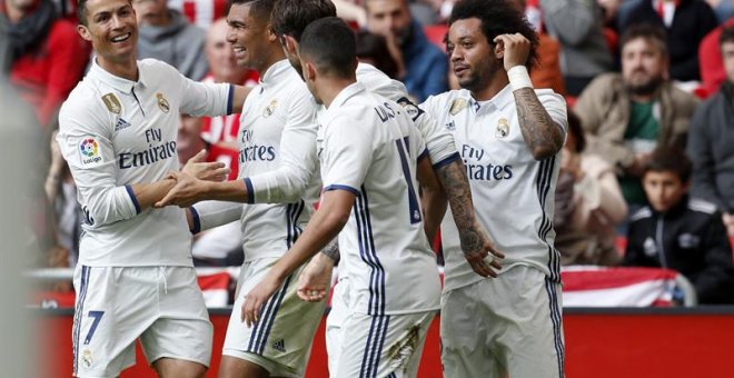 Los jugadores del Real Madrid celebrando el gol de Casemiro. EFE/Luis Tejido