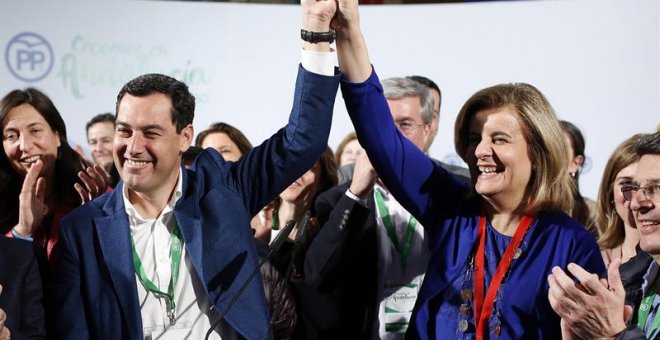 El líder del PP andaluz Juanma Moreno (i), acompañado por la ministra de Empleo, Fátima Báñez (d), tras ser elegido Presidente del PP-A.- EFE/Carlos Díaz