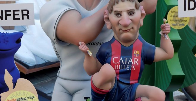 La figura de Ronaldo y Messi inmortalizada durante las fallas valencianas. REUTERS/Heino Kalis