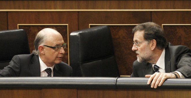 El presidente del Gobierno, Mariano Rajoy conversa con el ministro de Hacienda, Cristóbal Montoro, en el Congreso de los Diputados, en una imagen de archivo. EFE