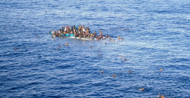 Una patera con cientos de inmigrantes a bordo se hunde en las aguas del Mediterráneo. EFE