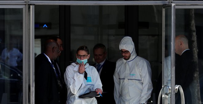 Agentes de la policía científica francesa, en las oficinas del Fondo Monetario Internacional (FMI), donde explotó un paquete hiriendo a una funcionaria la pasada semana.- REUTERS