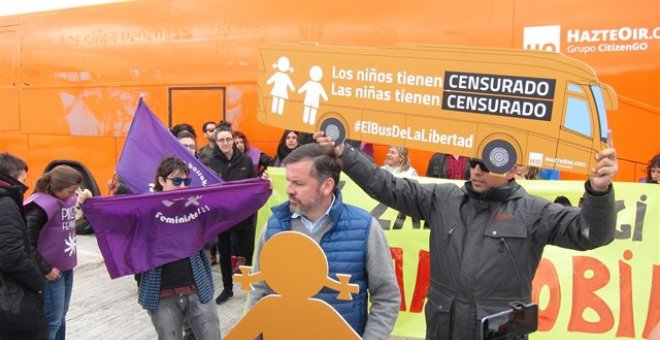 El representante de Hazte Oír, Ignacio Arsuaga, rodeado de manifestantes. - EUROPA PRESS