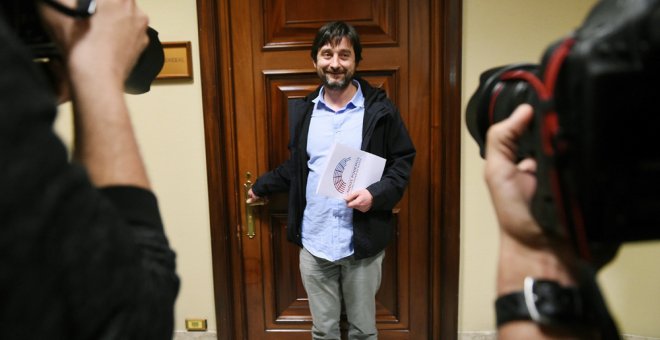 El responsable de Sociedad Civil de Podemos, Rafael Mayoral, ha registrado en el Congreso una petición de comparecencia del ministro del Interior, Juan Ignacio Zoido, ante la Comisión de Interior para que aclare si la llamada "brigada política" de la Poli