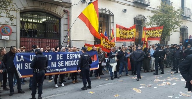 Protesta frente al Ateneo en un acto de Artur Mas. EUROPA PRESS