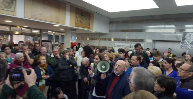 Momento del encierro en el hall del hospital Ramón y Cajal de Madrid.- PÚBLICO